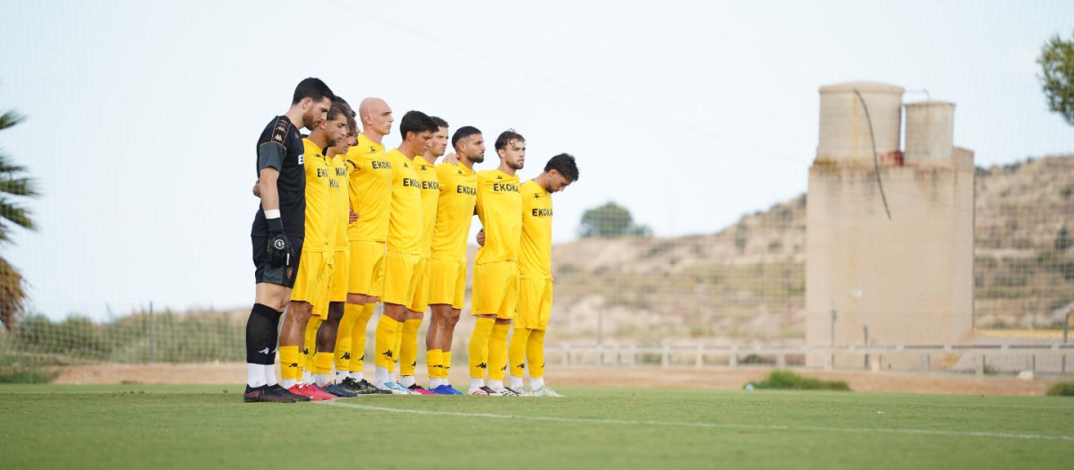 Imagen tomada este domingo de los jugadores del Hércules CF guardando un emotivo minuto de silencio en memoria de Aitor Escribano