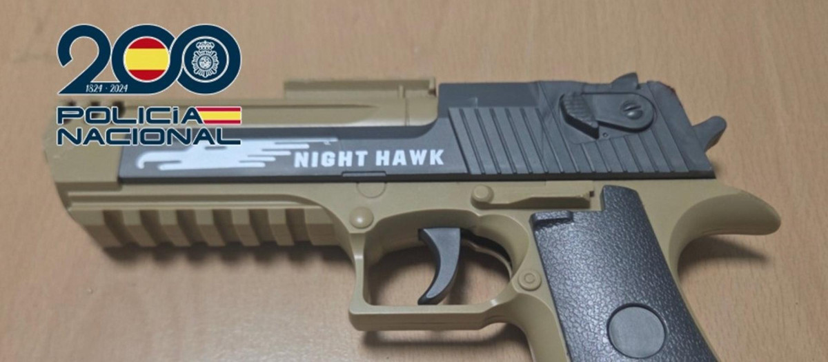 Pistola simulada que le fue incautada al varón de 27 años en Granada