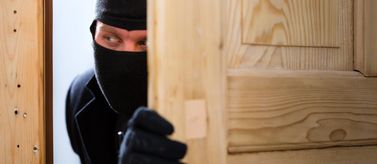 Imagen de un ladrón irrumpiendo en una vivienda