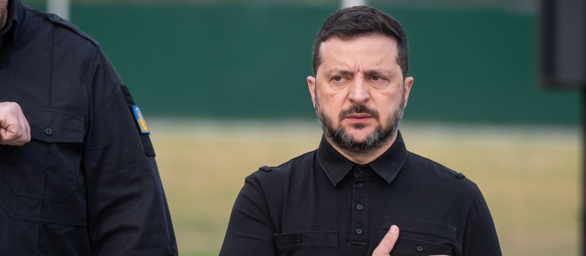 (Foto de ARCHIVO)
August 18, 2026, Kyiv Region, Ukraine: President of Ukraine Volodymyr Zelenskyy presses his hand to his heart during the solemn reburial ceremony of Colonel Yevhen Konovalets, first head of the Organisation of Ukrainian Nationalists (OUN) and colonel of the Army of the Ukrainian People's Republic (UNR), at the National Military Memorial Cemetery in Kyiv region, Ukraine, August 18, 2026. On August 11, 2026, Konovalets' remains were exhumed at Crooswijk General Cemetery in Rotterdam, the Netherlands, where they had rested since his assassination by a Soviet agent in May 1938.

Europa Press/Contacto/Danylo Antoniuk
18/8/2026