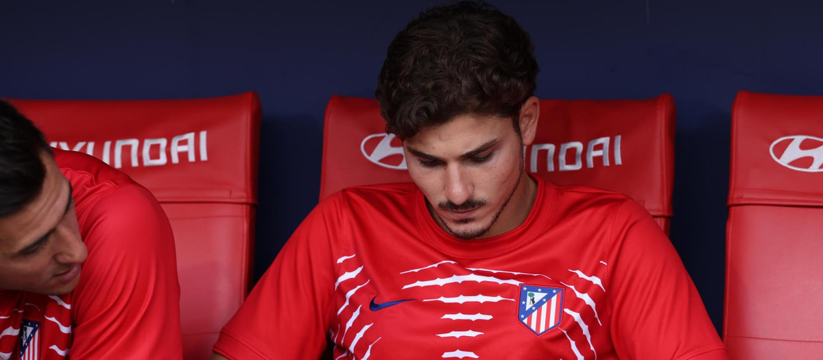 Julián Álvarez, en el banquillo momentos antes del partido de LaLiga entre Atlético de Madrid y Villarreal