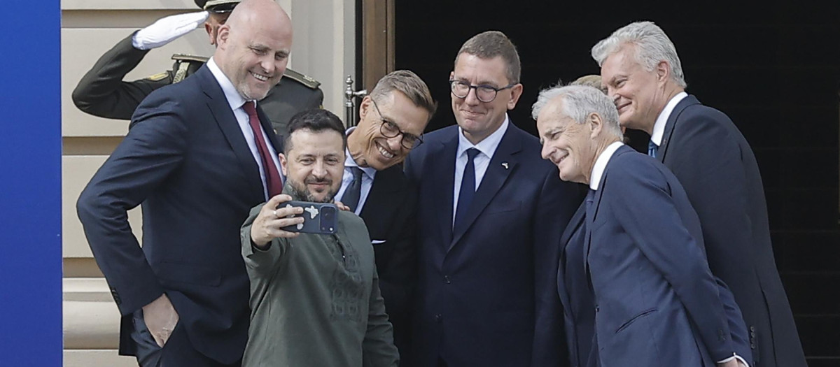 FOTODELDIA Kiev, 23/08/2026.- El presidente de Ucrania, Volodímir Zelenski (2 izda), se fotografía con el primer ministro de Letonia, Andris Kulbergs (i), el primer ministro de Estonia, Kristen Michal (c), el primer ministro de Noruega, Jonas Gahr Støre (2 dcha), el presidente de Lituania, Gitanas Nauseda, y el presidente de Finlandia, Alexander Stubb (3 izda), durante la cumbre Ucrania-Países Nórdicos y Bálticos en Kiev, 23 de agosto de 2026. EFE/SERGEY DOLZHENKO