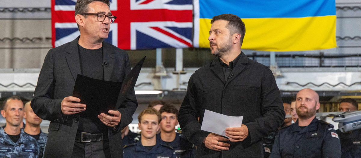El primer ministro británico Andy Burnham y el presidente ucraniano Volodímir Zelenski en Portsmouth