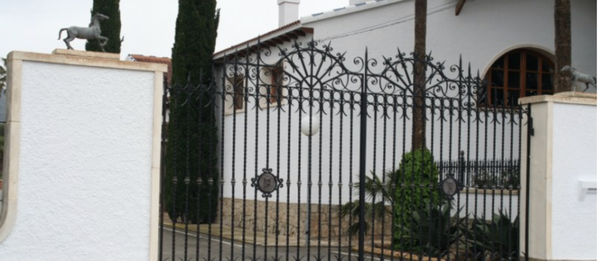 Imagen de la entrada principal de la finca donde se cometieron el robo y los dos asesinatos