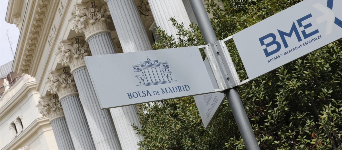 Cartel colocado en las inmediaciones del edificio de La Bolsa de Madrid el mismo día en el que el Ibex 35 ha iniciado la sesión con una caída del 2,33%, lo que ha llevado al selectivo a situarse en los 6.870,8 enteros a primera hora hora de la mañana, en una jornada marcada por la incertidumbre ante el rápido avance del coronavirus en Europa y Estados Unidos, en Madrid (España), a 27 de marzo de 2020.

Marta Fernández / Europa Press
27 MARZO 2020;LA BOLSA;VIRUS;CORONAVIRUS;PANDEMIA;IBEX
27/3/2020