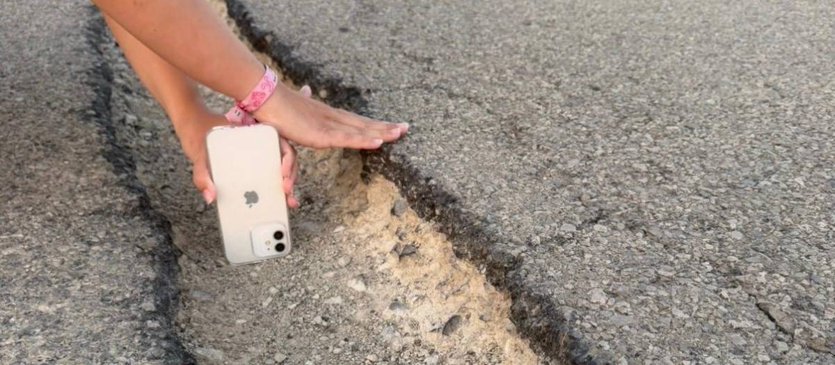 Imagen de uno de los socavones, con un teléfono de profuncidad