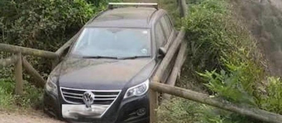 Imagen del vehículo atascado en la senda peatonal costera A Caridá