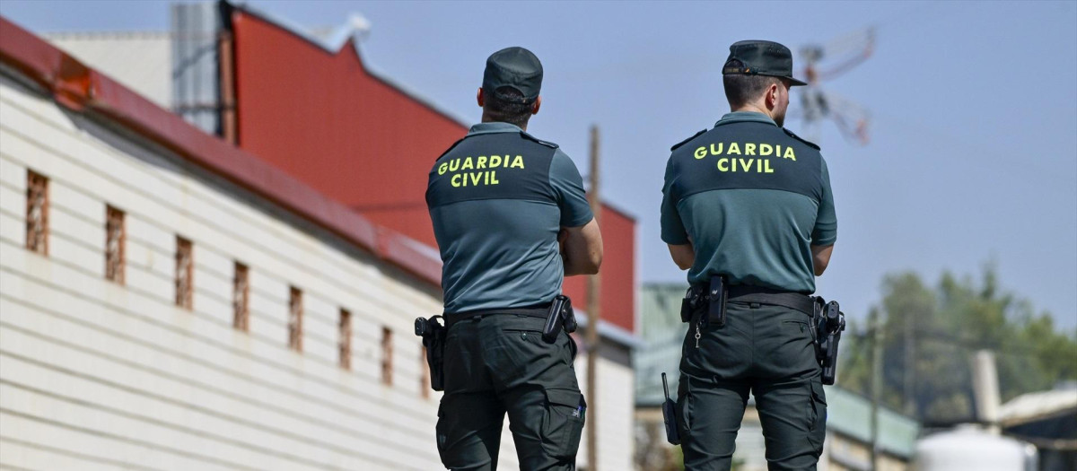 Imagen de archivo de dos agentes de la Guardia Civil