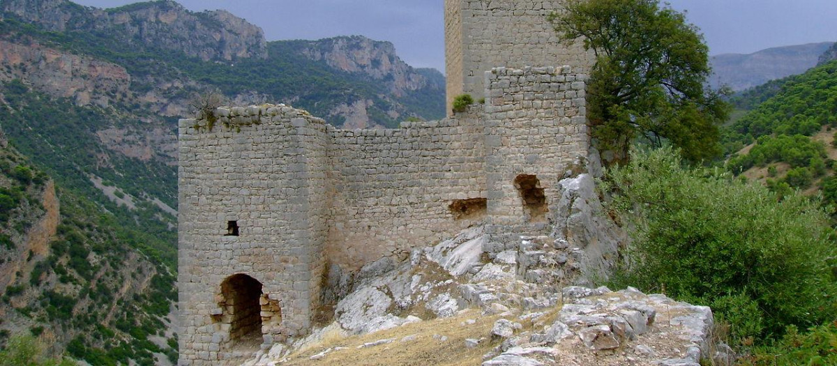 Castillo de Otíñzar construido en la segunda mitad del siglo XIII