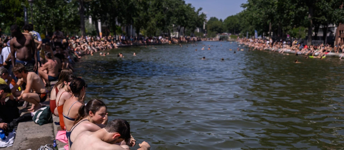 La población parisina se refresca en el Canal Saint-Martin en una de las olas de calor vividas este verano