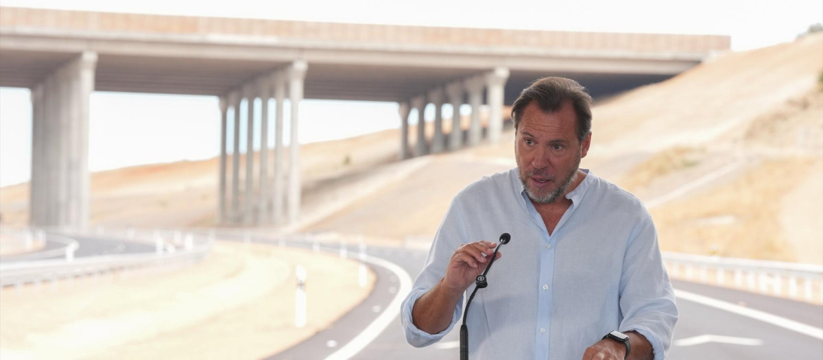 El ministro de Transportes, Óscar Puente, durante la puesta en servicio de un nuevo tramo de la autovía del Duero A-11