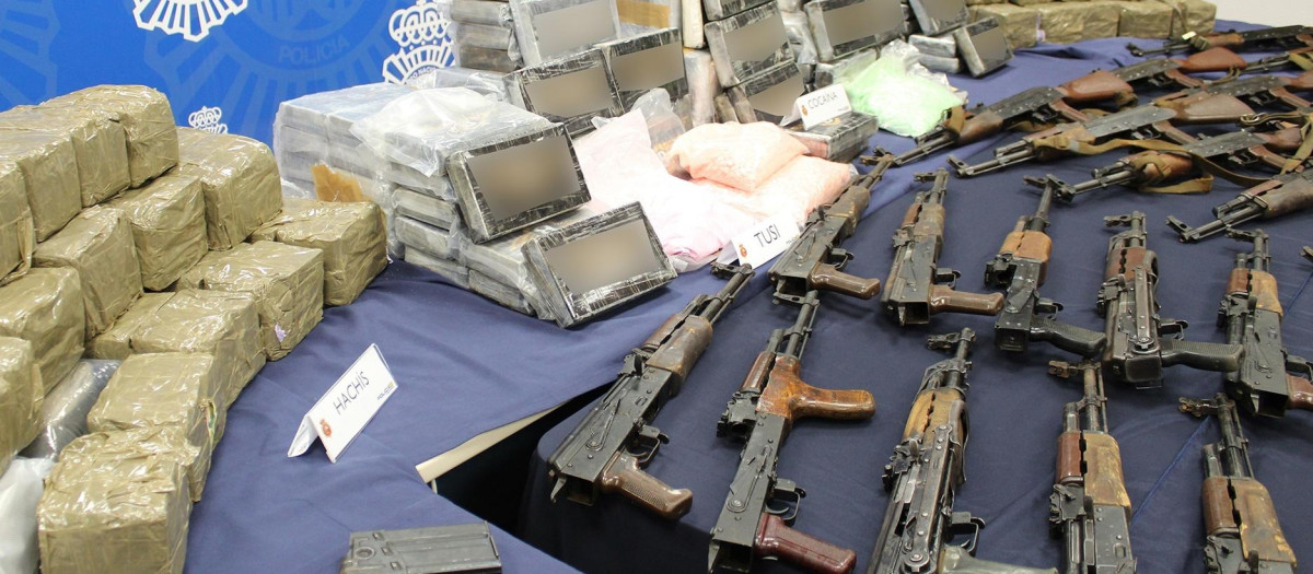 Arsenal de armas incautado por la Policía Nacional en una operación en Málaga (archivo)
