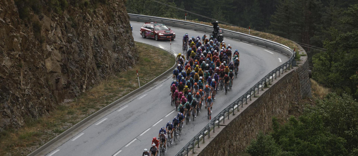 El pelotón durante la tercera etapa de media montaña de la Vuelta a España 2026 que discurre entre las poblaciones francesas de Gruissan y Font- Romeu