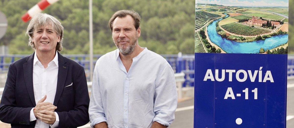 El secretario general del PSOE de Castilla y León, Carlos Martínez, junto al ministro Puente, este lunes, en Valladolid