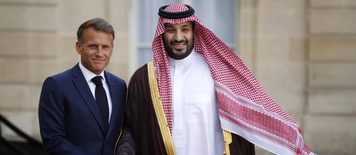 Paris (France), 24/08/2026.- French President Emmanuel Macron (L) greets Crown Prince and Prime Minister of Saudi Arabia Mohammed bin Salman bin Abdulaziz Al-Saoud (R) upon his arrival at the Elysee Palace in Paris, France, 24 August 2026. (Francia, Arabia Saudita) EFE/EPA/YOAN VALAT