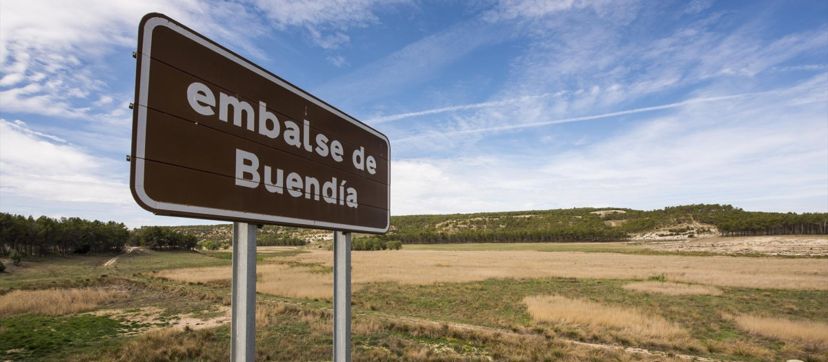 (Foto de ARCHIVO)
Un cartel indica el pantano de Buendía, a 27 de abril de 2023, en Cuenca, Castilla-La Mancha (España). Los embalses de Castilla-La Mancha están de media a un 39,13% de su capacidad, un 5,43% menos que la media de los últimos 10 años. El embalse de Buendía tiene un 1,52% menos de agua que en la misma semana del año anterior. En los últimos 60 años España ha vivido siete períodos de sequía.

Lola Pineda / Europa Press
27 ABRIL 2023;PANTANO;EMBALSE;SEQUÍA;CAPACIDAD;RESERVA HÍDRICA;AGUA;SIETE;PERÍODOS
27/4/2023