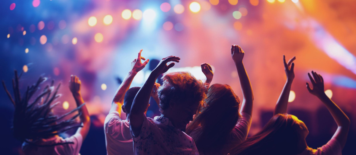 Imagen de archivo de personas alegres bailando y celebrando
