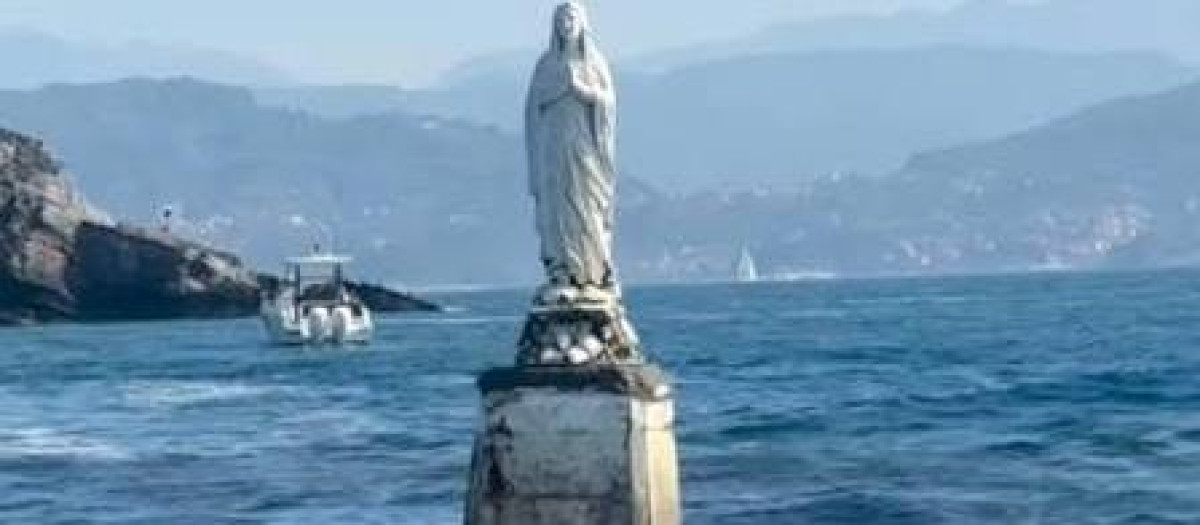 La estatua de la Virgen María que parece surgir del mar de Liguria