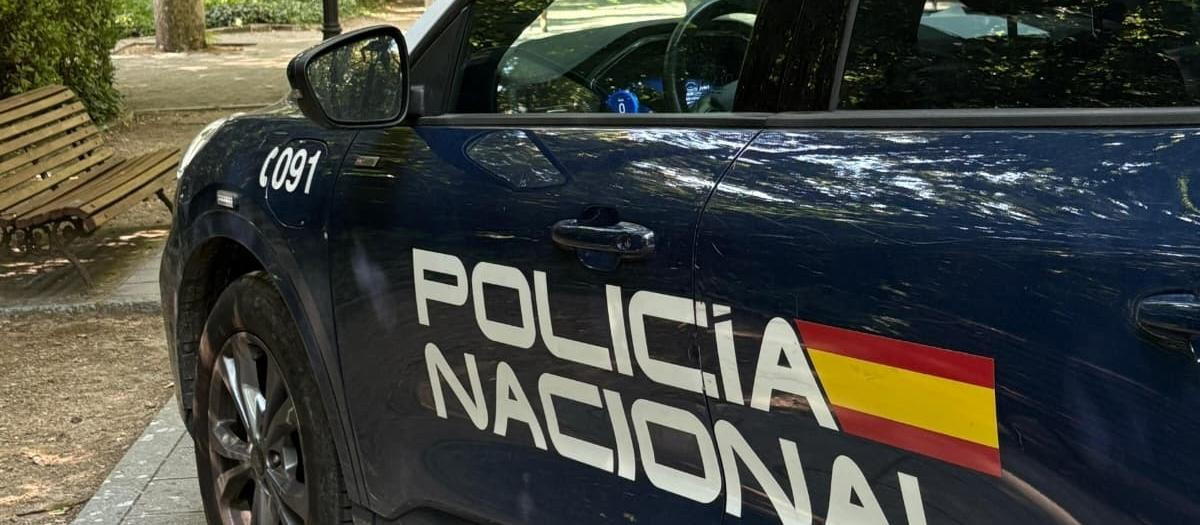 Un coche de la Policía Nacional en el Campo Grande, en Valladolid