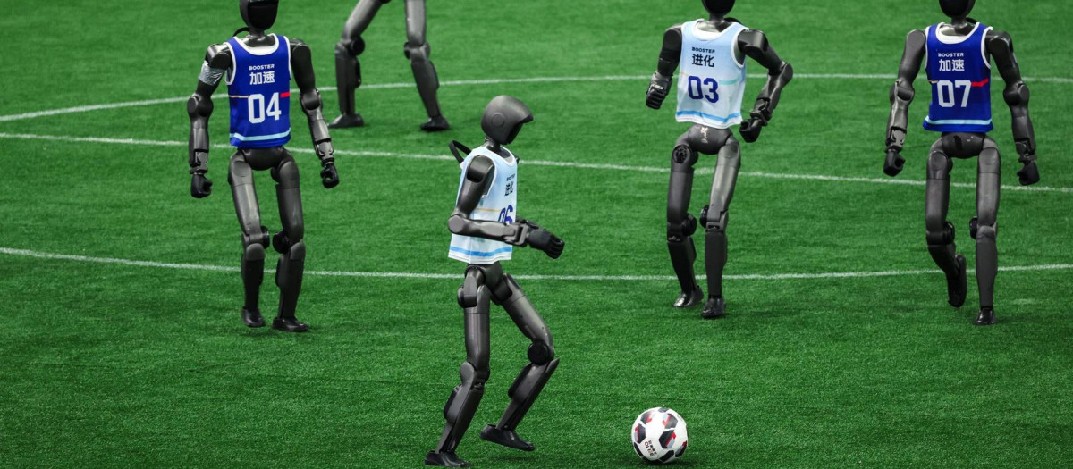 Robots humanoides jugando al fútbol durante la World Humanoid Robot Games