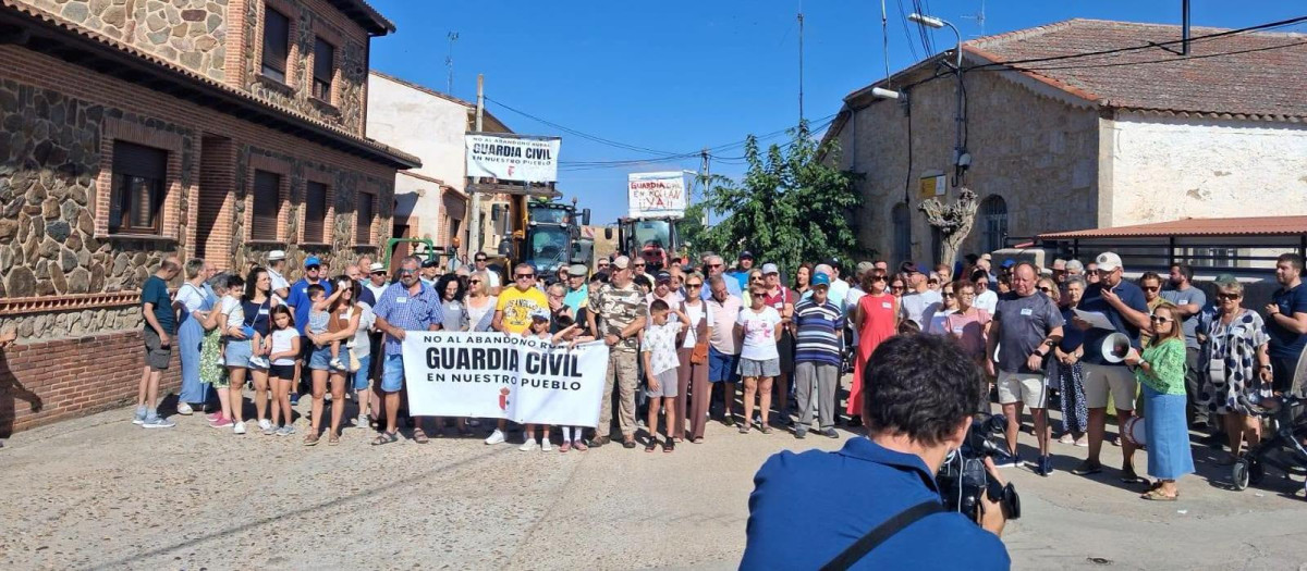 Manifestación de los vecinos en la localidad salmantina de Rollán para reclamar el cuartel de la Guardia Civil