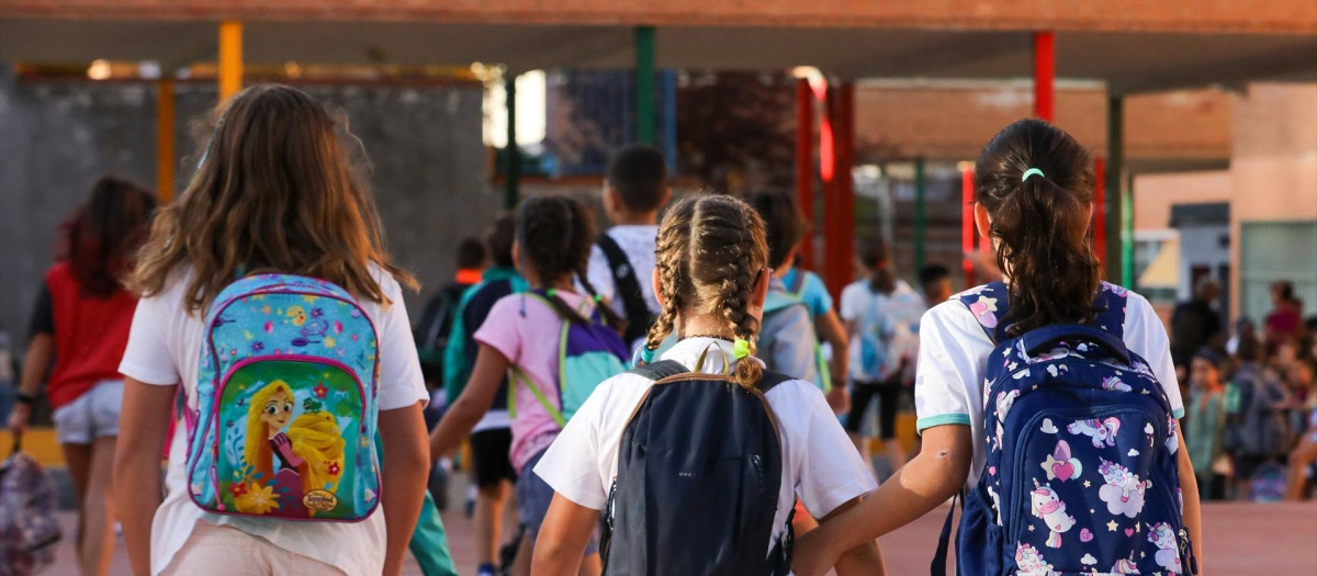 (Foto de ARCHIVO)
Tres niñas a su llegada al colegio CEIP Hernán Cortés durante el primer día de comienzo del curso escolar, a 7 de septiembre de 2022, en Madrid (España). El curso escolar 2022/2023 comienza este año con la implantación de la LOMLOE en los cursos impares y con la aplicación de la bajada de ratios de alumnos en las aulas de la región, que se implantará de manera progresiva durante los próximos años desde Educación Infantil. De esta manera, durante este curso académico se reduce el número de alumnos a 20 por clase en el segundo ciclo de Infantil (4 años). El curso también está marcado por el fin de las medidas contra el Covid-19. En el caso de la educación pública madrileña, los niños de Infantil y Primaria vuelven hoy a las aulas mientras que en la ESO, Bachillerato y FP, empiezan mañana, 8 de septiembre.

Marta Fernández / Europa Press
07 SEPTIEMBRE 2022;NIÑOS;VUELTA AL COLE;COLEGIO;EDUCACIÓN;MADRID;COMUNIDAD DE MADRID;MATERIALES;
07/9/2022