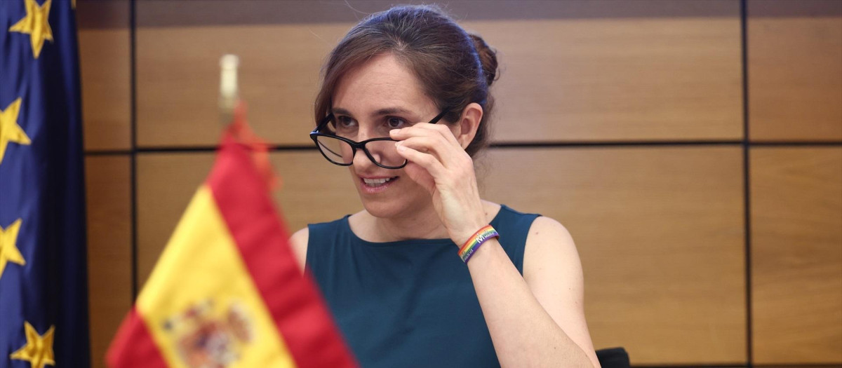 La ministra de Sanidad, Mónica García, ofrece declaraciones a la prensa