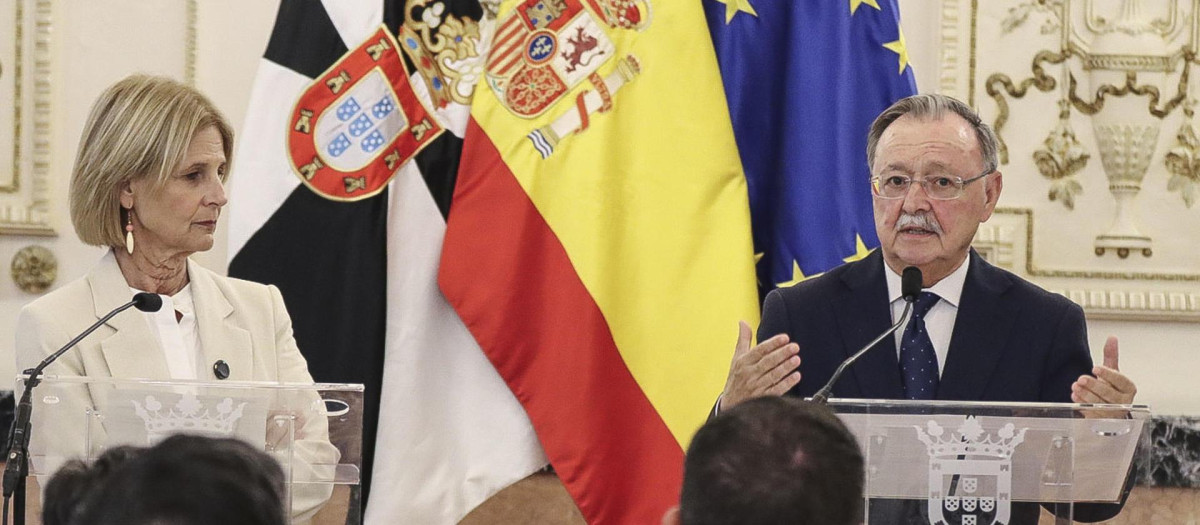 La presidenta de la Federación Española de Municipios y Provincias (FEMP) y alcaldesa de Jerez, María José García-Pelayo, que ha visitado Ceuta este martes, acompañada del presidente de la Ciudad Autónoma, Juan Jesús Vivas, durante la rueda de prensa conjunta que han ofrecido. Reduan