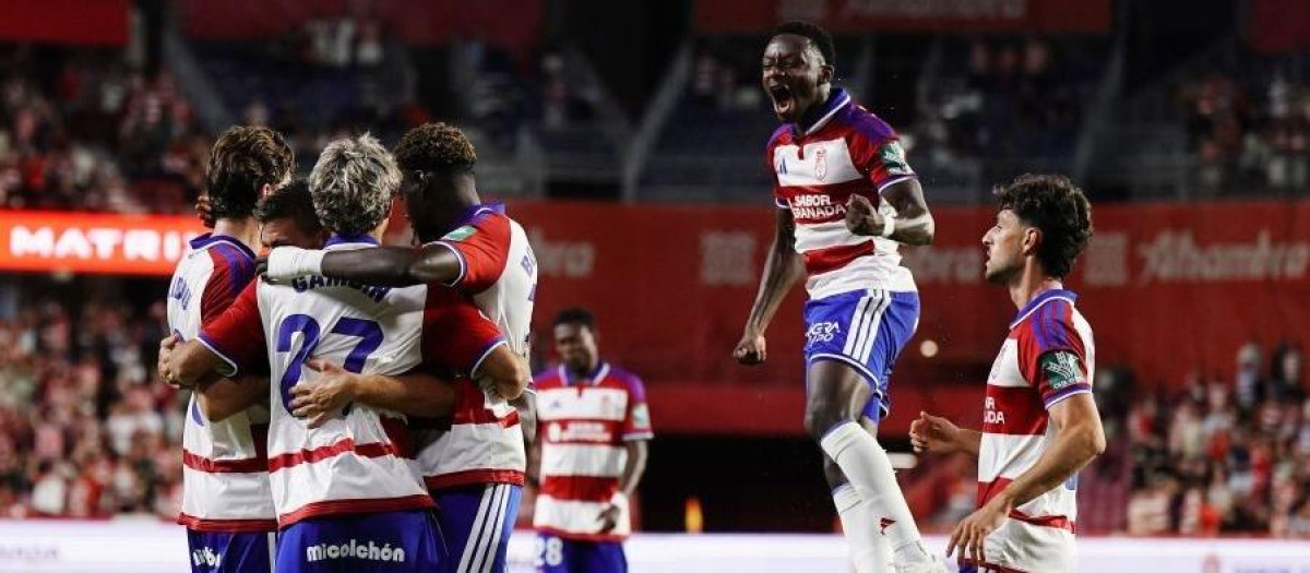 Los jugadores del Granada celebran un gol ante el Mallorca