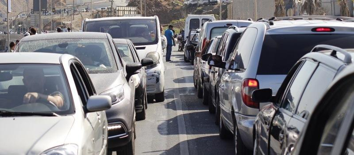 El tráfico en Ceuta es un tanto caótico, mucho coche y poca carretera, a lo que se suma el efecto frontera