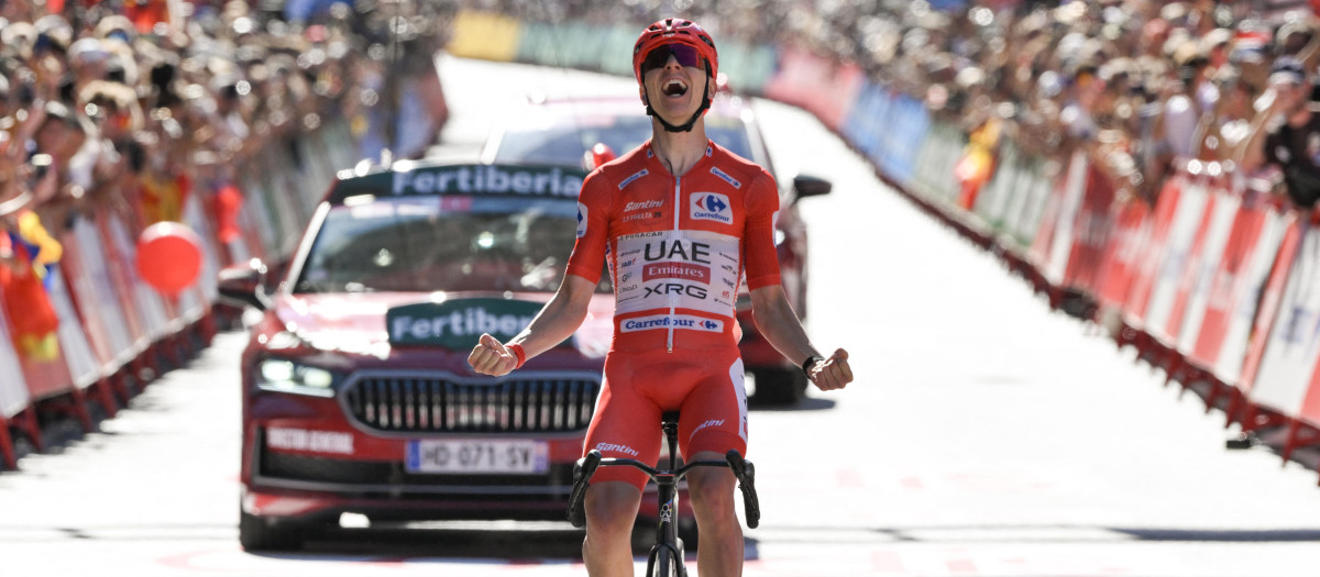 Tadej Pogacar celebra su victoria en la cuarta etapa de La Vuelta a España