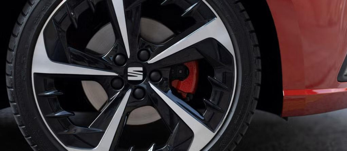 En algunos coches la posición del emblema de la marca no es casual