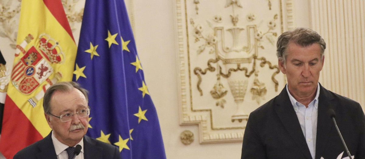 El presidente del PP, Alberto Núñez Feijóo (d), ofrece una rueda de prensa junto al presidente de la Ciudad Autónoma de Ceuta, Juan Jesús Vivas Lara (i)
