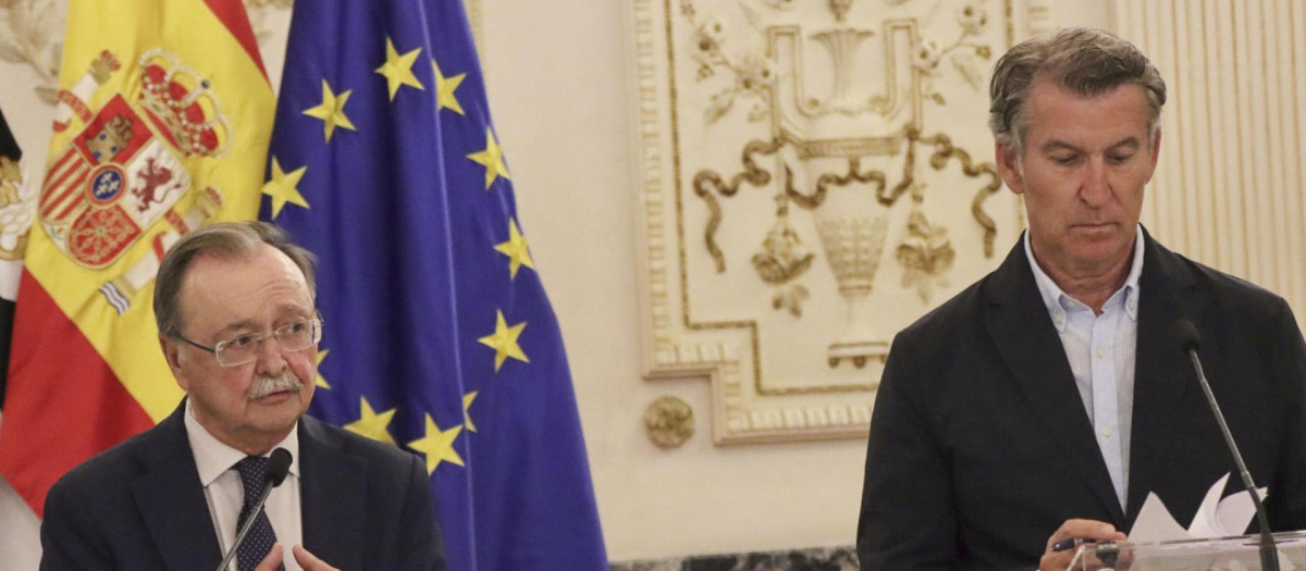 El presidente del PP, Alberto Núñez Feijóo (d), ofrece una rueda de prensa junto al presidente de la Ciudad Autónoma de Ceuta, Juan Jesús Vivas Lara (i)