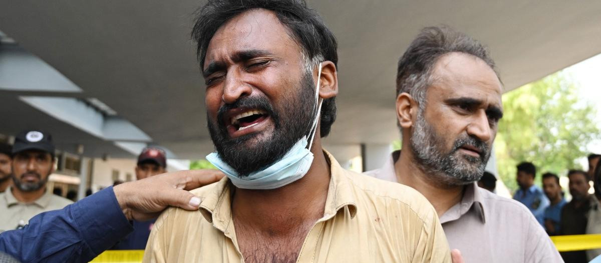 Un padre reacciona tras la muerte de su hijo a consecuencia de un incendio ocurrido en la unidad de salud materno-infantil del hospital del Instituto de Ciencias Médicas de Pakistán