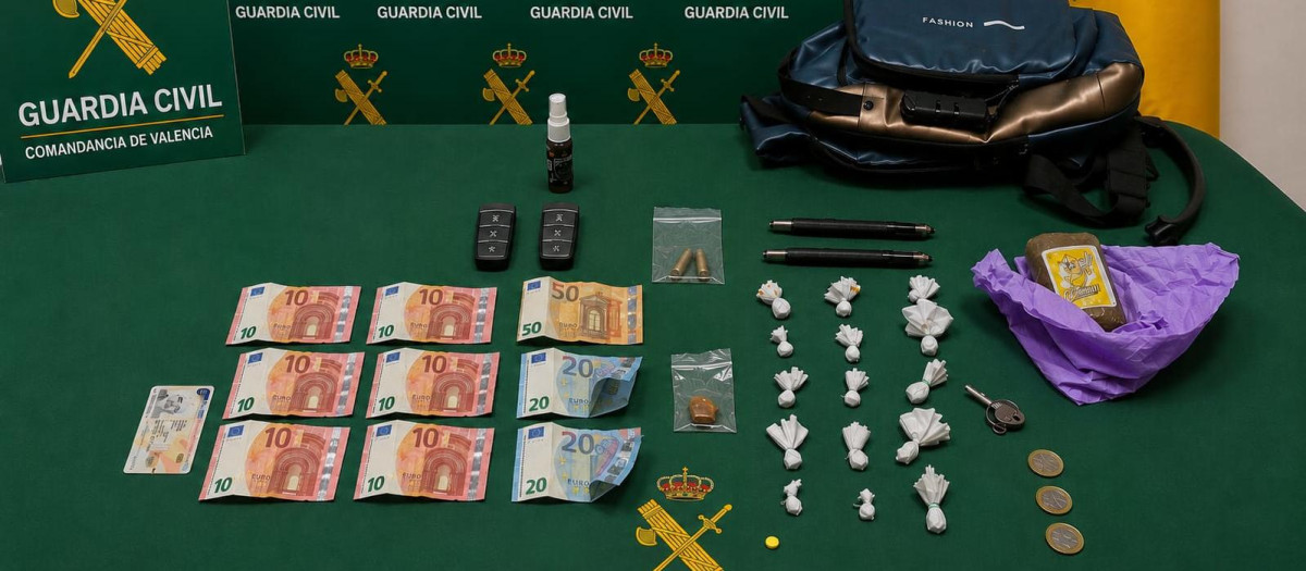 Imagen de la droga, el dinero y el bolígrafo-pistola intervenidos por la Guardia Civil a un hombre en las fiestas de Chiva