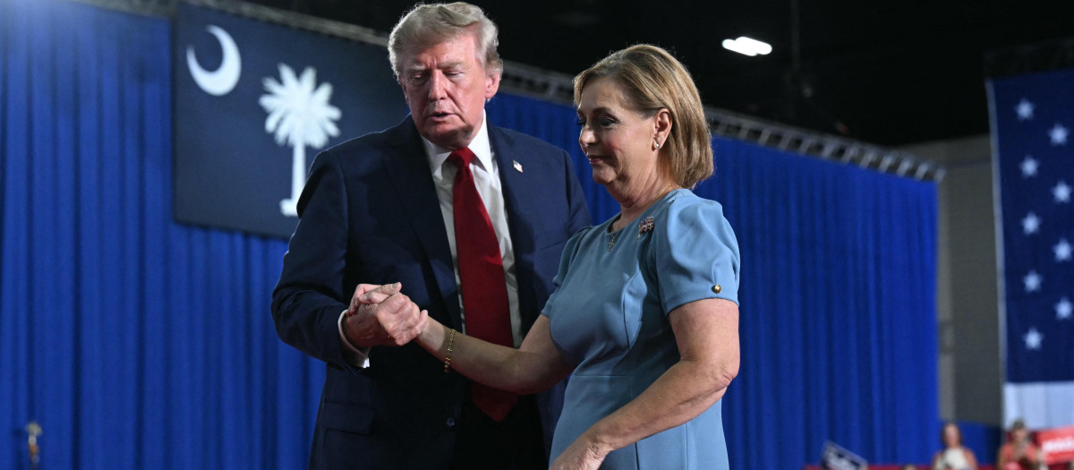 El presidente Donald Trump con la senadora Darline Graham, candidata a la reelección en noviembre