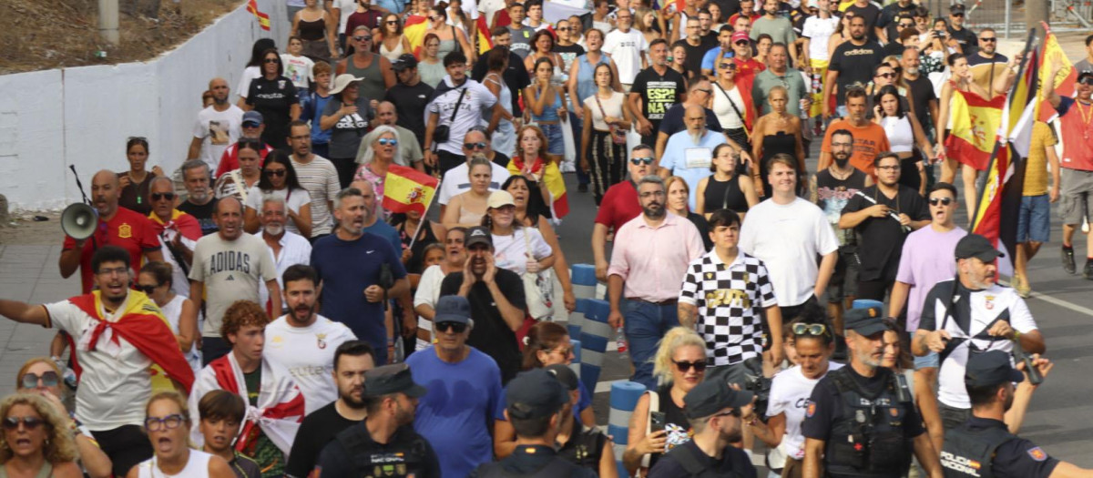 CEUTA, 25/08/2026.- Varios cientos de vecinos de Ceuta han trasladado este martes hasta la plaza de los Reyes, frente a la Delegación del Gobierno, la protesta contra el posible alojamiento de migrantes en distintos puntos de la ciudad, después de que una concentración iniciada en la zona del Fischer se haya convertido en una movilización ciudadana. EFE/Reduan