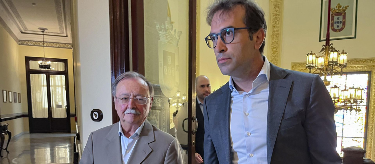El vicepresidente y ministro de Economía, Carlos Cuerpo, en su visita a Ceuta, con el alcalde de la ciudad, Juan Vivas.