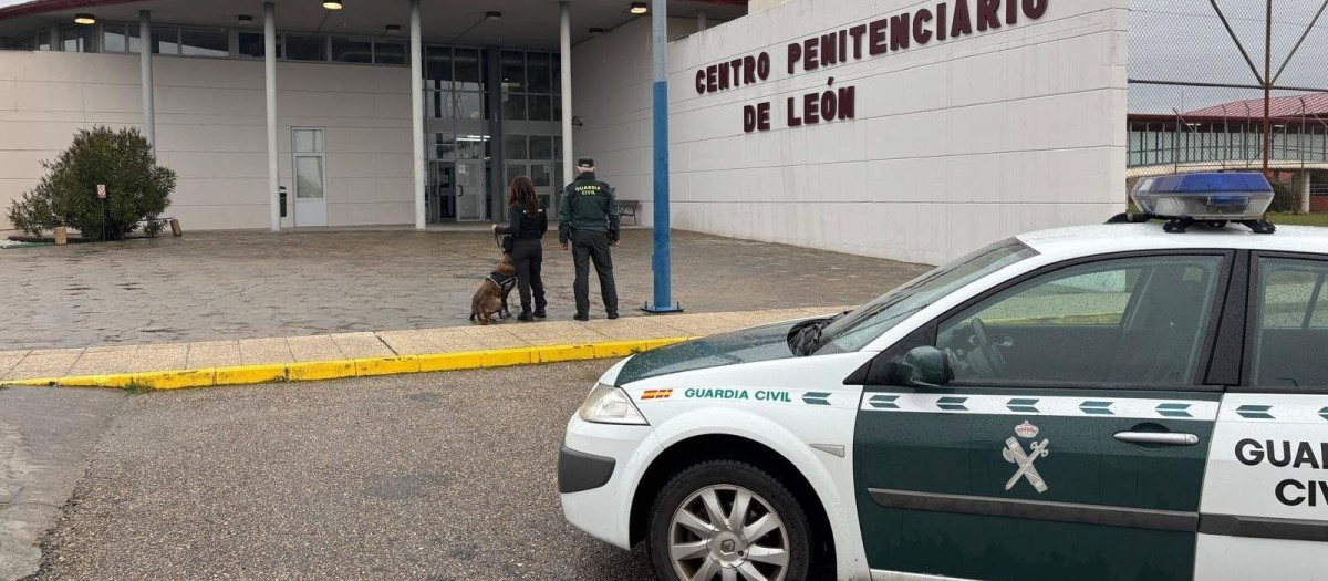 Un vehículo de la Guardia Civil, en las puertas del Centro Penitenciario de Mansilla de las Mulas, en León