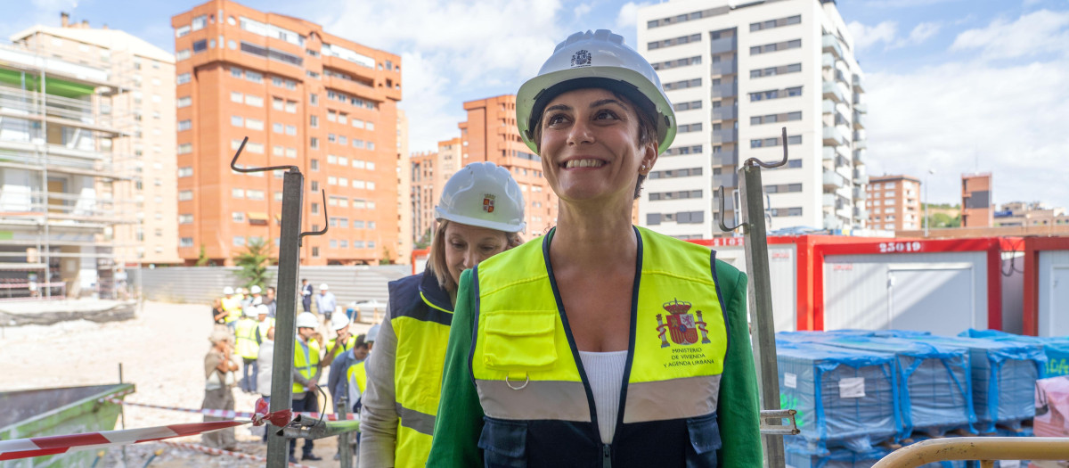 La ministra de Vivienda, Isabel Rodríguez, visita las obras de construcción de unas viviendas en Valladolid