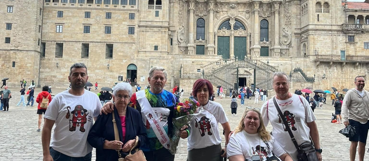 Llegada de un peregrino palentino, con dos prótesis de rodilla, tras realizar más de 700 kilómetros del Camino de Santiago para dar visibilidad a la esclerosis múltiple.

REMITIDA / HANDOUT por ASOCIACIÓN ESCLEROSIS MÚLTIPLE PALENCIA
Fotografía remitida a medios de comunicación exclusivamente para ilustrar la noticia a la que hace referencia la imagen, y citando la procedencia de la imagen en la firma
26/8/2026