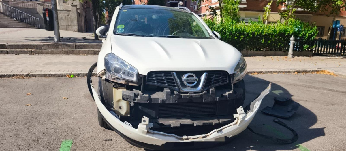 Este coche recibió daños aparcados y el culpable se dio a la fuga sin dejar datos