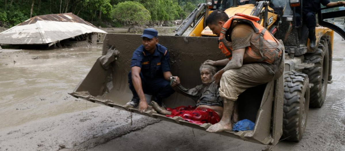 Trishuli Bazar (Nepal), 26/08/2026.- Rescuers transport an elderly woman rescued from a Devighat old age home following a flash flood in Trishuli Bazar, Nuwakot district, Nepal, 26 August 2026. Several people were killed and multiple others were reported missing after a massive flash flood swept through Rasuwa and Nuwakot districts causing widespread destruction to settlements and infrastructure, according to local authorities. (Inundaciones) EFE/EPA/NARENDRA SHRESTHA