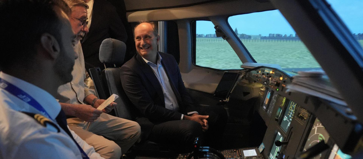 López-Valverde, durante su visita a las instalaciones de la escuela European Flyers