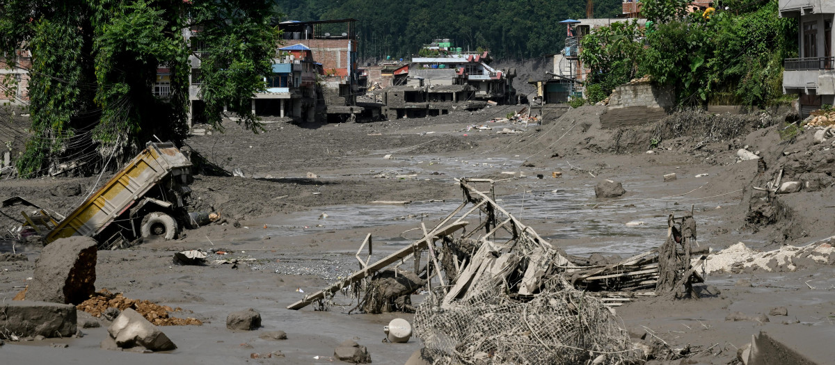 Casas yacen anegadas de lodo tras unas inundaciones repentinas en Trishuli Bazar, en el distrito nepalí de Nuwakot