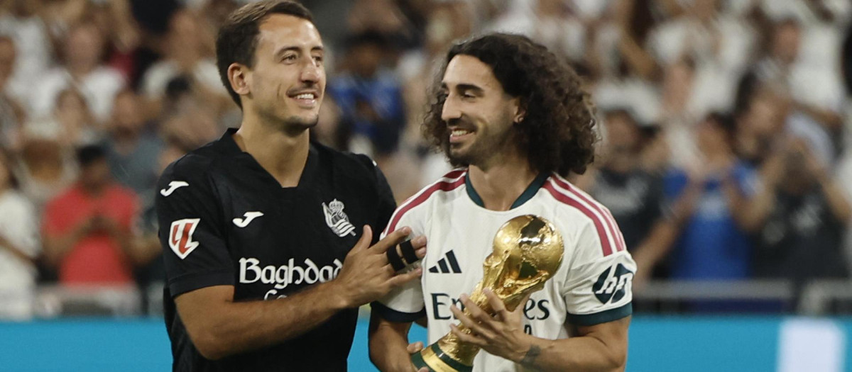 Marc Cucurella (d) y el delantero de la Real Sociedad Mikel Oyarzabal posan con la Copa del Mundo conquistada por España