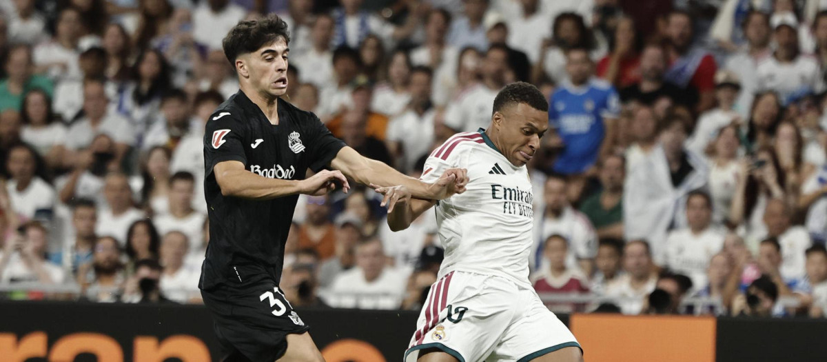 Kylian Mbappé (d) lucha con Jon Martín, de la Real Sociedad