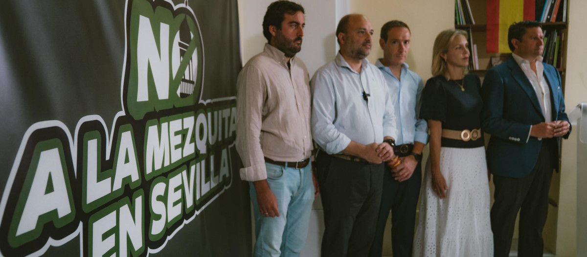 Concejales y diputados de Vox, junto a un cartel que rechaza la construcción de la mezquita de Sevilla (archivo)