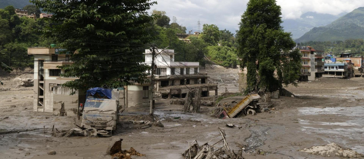 Trishuli Bazar (Nepal), 26/08/2026.-Las aguas de la inundación arrasan Trishuli Bazar